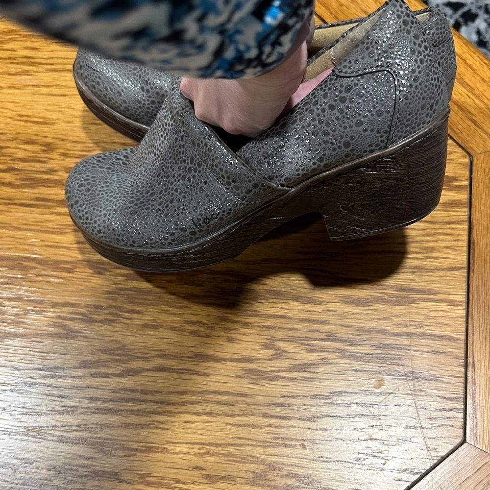 *BOC* Gray Textured Clogs Size 9.5 - Picture 8 of 10